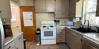 Spacious 4 bed 2 Bath Centrally Located Gallery 9