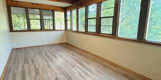 Upstairs 2BR/1BA Riverside Duplex Apartment Gallery 4