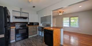 2/1 House With a Detached Garage / Garage Has Pool Table & Bathroom / Large Corner Lot / NBISD Gallery 4