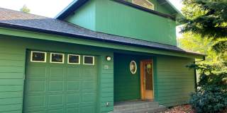 Cute Townhouse On Private Drive In White Salmon, WA Gallery 1