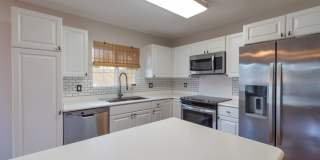 PRIME CORNER UNIT WITH CENTRAL AC!!! 3BR, 2.5BA WITH 2-CAR GARAGE Gallery 11