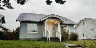 Charming Renovated 3-Bed, 2-Bath Home with Spacious Yard in Lincoln District Gallery 1