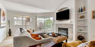 Top-Floor Serenity: Bright & Modern Fully Furnished Boulder Retreat Gallery 7