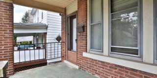 4 Bedroom North Campus Newly Remodeled House with 2 Decks and Patio Gallery 10