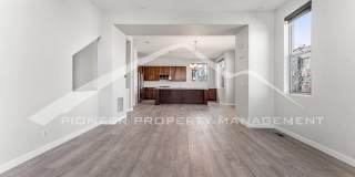Beautiful Townhome with Central A/C and Two Car Garage! Gallery 14