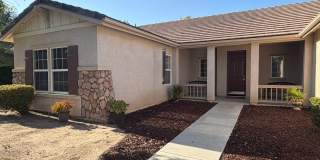 Large 4 bed 2.5 bath in desirable neighborhood Gallery 1