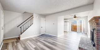 Updated 2 Bed Townhouse w/ Utilities Included! Gallery 5