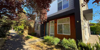 Fully Furnished - 9 Bed 3 Bath U-District Home! Gallery 1