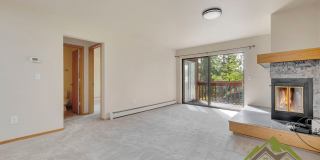 Remodeled Lagoon Townhome - 1 Bedroom + Den/2 Bath w/Clubhouse & Underground Parking Gallery 1