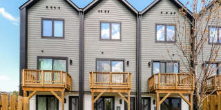 Beautiful 3BR 2.5BA Townhome w/ Full Appliance Kitchen • Garage Parking • Ultra-Modern Gallery 21