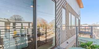 Modern downtown condo studio with private balcony & parking space. Gallery 25