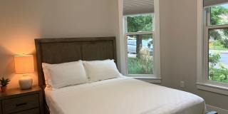 406 E 6th St - 4 Bed/4 Bath - Fully Furnished - Located Right By Kirkwood! Gallery 11
