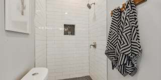 Beautifully remodeled 3 Bedroom Bungalow in Old Town Gallery 22