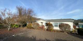 3 Bedroom 2 bath Home in White Salmon Gallery 1