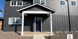 Gorgeous 3 Bed / 2.5 Bath Townhome in the heart of Talent, OR Gallery 3