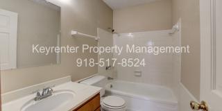 Beautiful 2bed/2bath Duplex!! Gallery 16