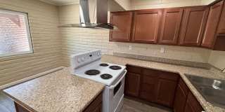 Centrally located 2 Bedroom Townhouse with Enclosed Yard! Gallery 7