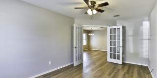 233 N WILLOW WAY Gallery 4