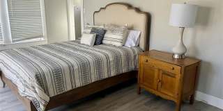 725 Peach Street Gallery 12