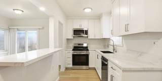 1 BLOCK TO THE BEACH! COMPLETELY REMODELED 2BD/2BA OCEAN BEACH RESIDENCE - ONLY $4,475/MO! Gallery 1