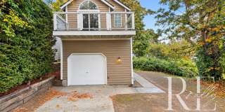 Vaulted Ceilings, Fireplace & Private Deck in Suquamish Gallery 1
