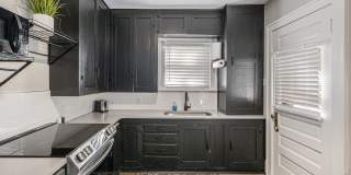 Beautifully Fully-Furnished Duplex in Old Town Gallery 12