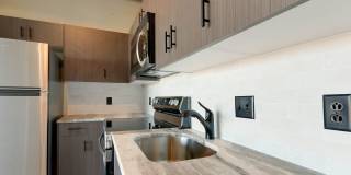 Excellent and newly refreshed Uptown 8th floor condo in the Courtside complex. Gallery 17