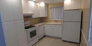 BEAUTIFUL 2/2/1 1000 Sq. Ft. with a large open floorplan, fenced yard and an enclosed lanai!! Gallery 5