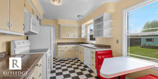 3 Bedroom / 2 Bath - Ranch Style Home West Medford / Huge Back Yard! Gallery 1