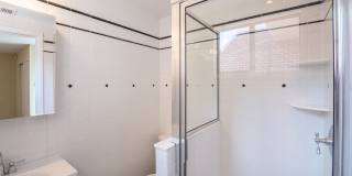 Beautiful Three Bedroom in Washington Square West Gallery 9