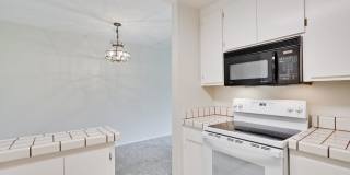 Top Floor Unit - Balcony - Elevator Access - Community Pool & Tennis Court Gallery 19