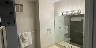 Short-mid term housing, furnished condo 2 bed/2 bath walking distance to Pearl St., CU and close to Hiking and Biking Gallery 28