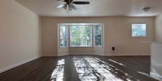 BRIGHT, CLEAN w/SECURED ENTRY! CONDO IN DOWNTOWN GRESHAM! Gallery 2