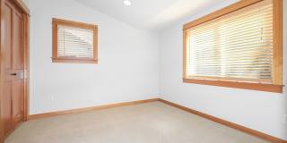 Bright and Spacious Residence with Vaulted Ceilings and Garage Gallery 16