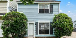 Cobblestone Townhouse - End unit close to parking Gallery 6