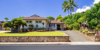 Spacious with split a/c units, solar, comfortable Island Home in Beautiful Kahala! Gallery 1