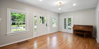 Beautiful 3BR house- perfect roommate set up! 1/2 price security deposit with qualified application Gallery 17