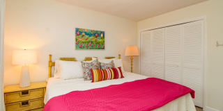 ** CANAL VIEW 2 BEDROOM\2 BATH CONDO ** SEASONAL OR ANNUAL ** BLUE POINT CLOSE TO DOWNTOWN NAPLES AND NAPLES BEAUTIFUL BEACHES ** CANAL BOAT SLIP AVAILABLE ** Gallery 27