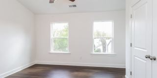 Beautiful 3BR 3.5BA Townhome w/ Full Appliance Kitchen Garage Parking in West End Gallery 14