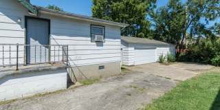 409 E 16th - 4Bed/2Bath - Huge Garage Space Included! Gallery 4
