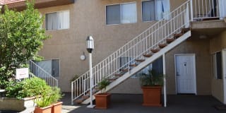 Warner Courtyard Apartments Gallery 27