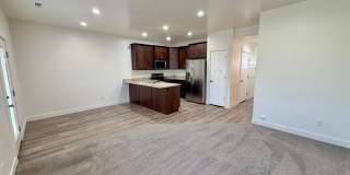 Nearly New Townhome Gallery 9