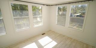 3 Bed / 1 Bath Home w/Sunroom in Midtown Neighborhood! Gallery 10