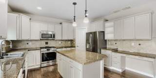 Spacious 5 Bedroom Lynnwood Dream Rental w/ Attached 3-Car Garage! Gallery 5