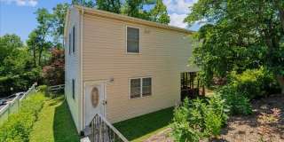 Cozy 3BE/2.5BA Colonial in Takoma Park with screened porch! Gallery 5