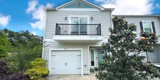3 Bedroom 2.5 Bath Townhouse with Community Pool! Gallery 1