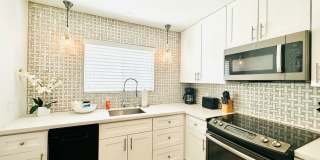 1 and 2 Bedrooms Great Location with Community Pool and Onsite Laundry! 1/2 of Mile from U of A Gallery 21