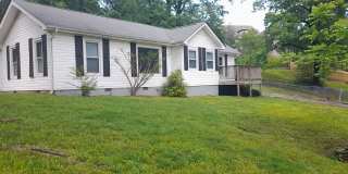 3 bedroom 2 bath home with Den in Convenient Location Gallery 1