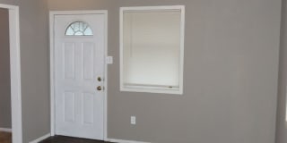 BEAUTIFUL HOME LOCATED CLOSE TO EVERYTHING WITH GARAGE! Gallery 4