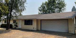 Charming 3 Bedroom 2 bath Home with a Private Back Yard Gallery 1